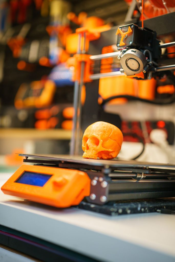 Figura impresa en 3D sobre la cama de la impresora