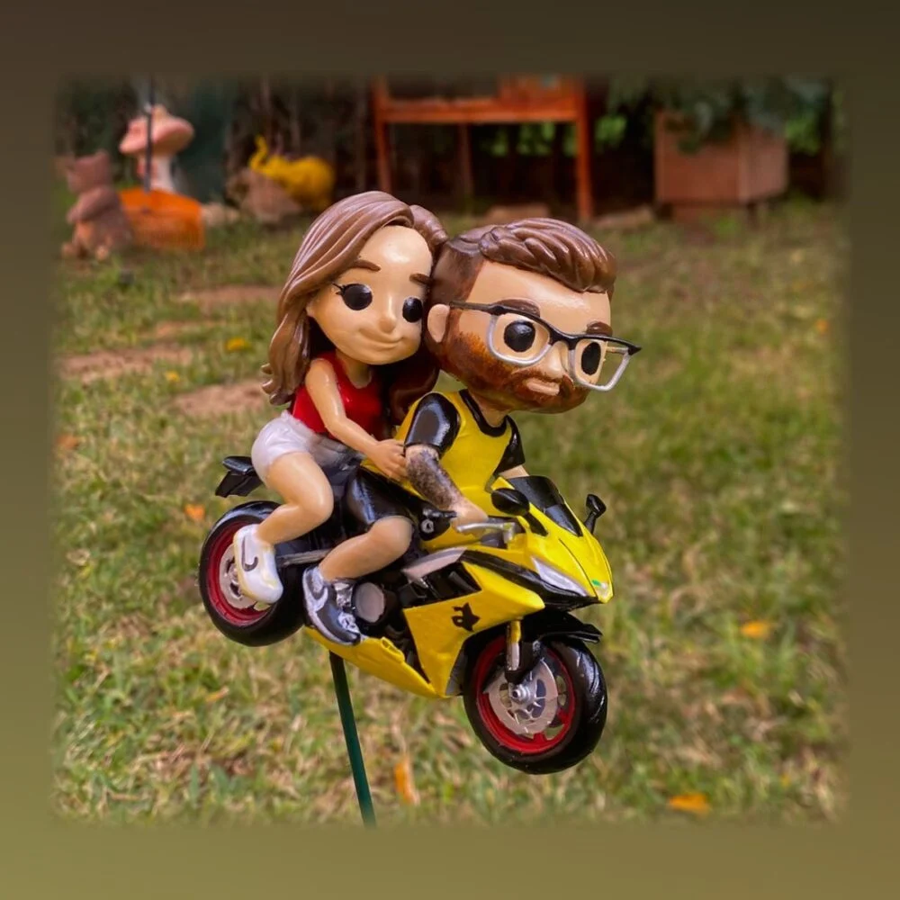 Figura de una pareja en moto
