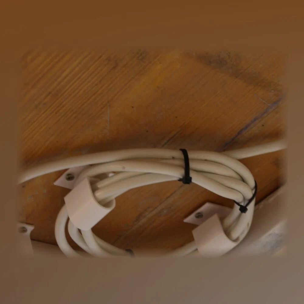 Pinzas para recoger el cable bajo la mesa