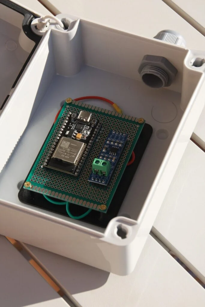 Soporte para una placa en su caja