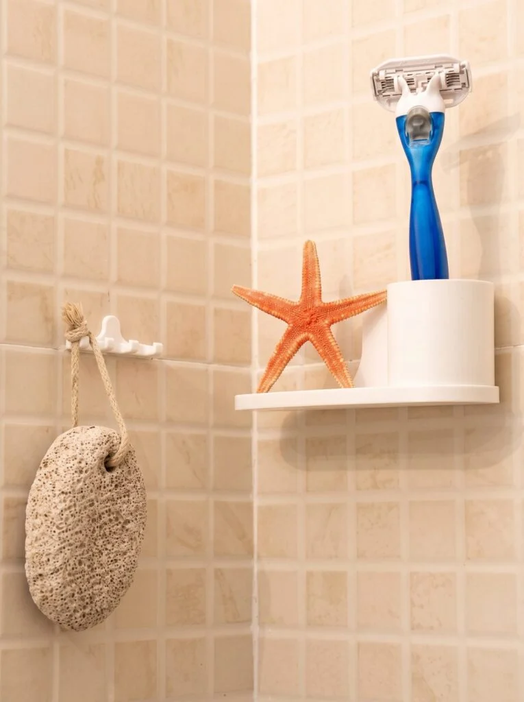 Estante y colgador para la ducha