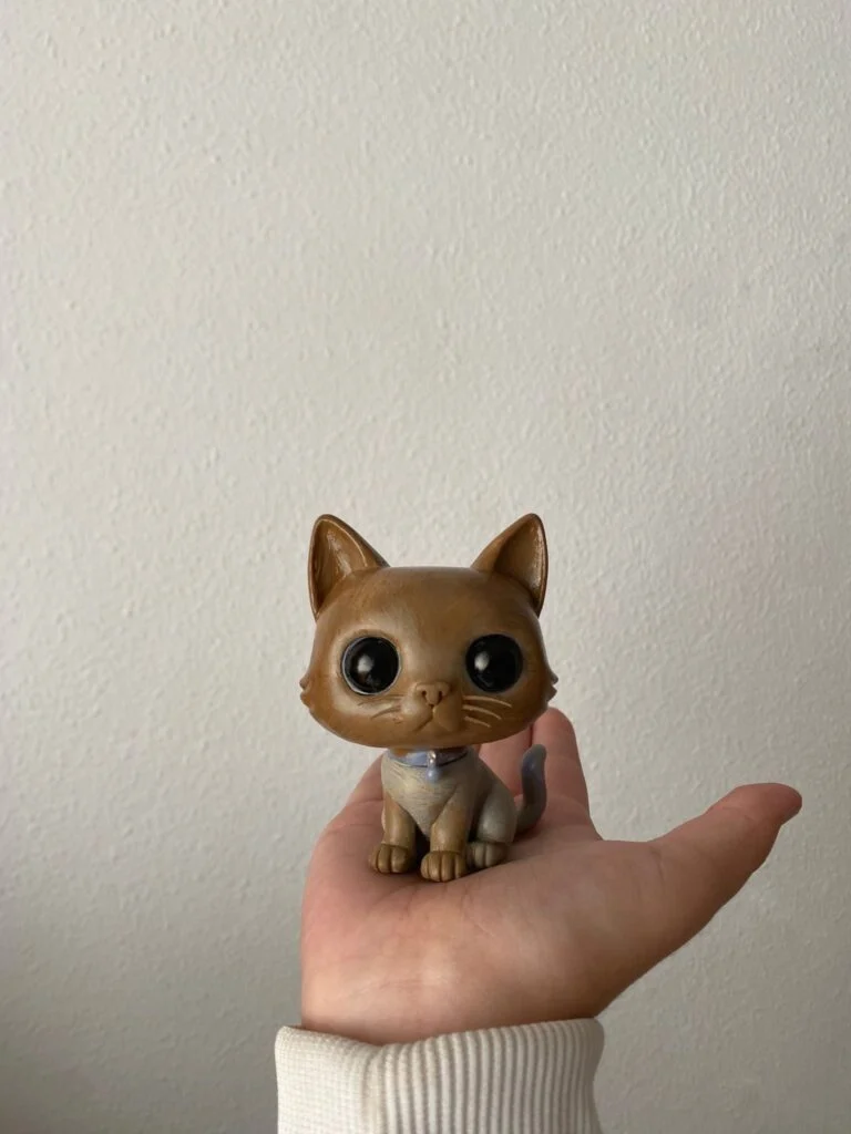 Figura de un gato pintada a mano