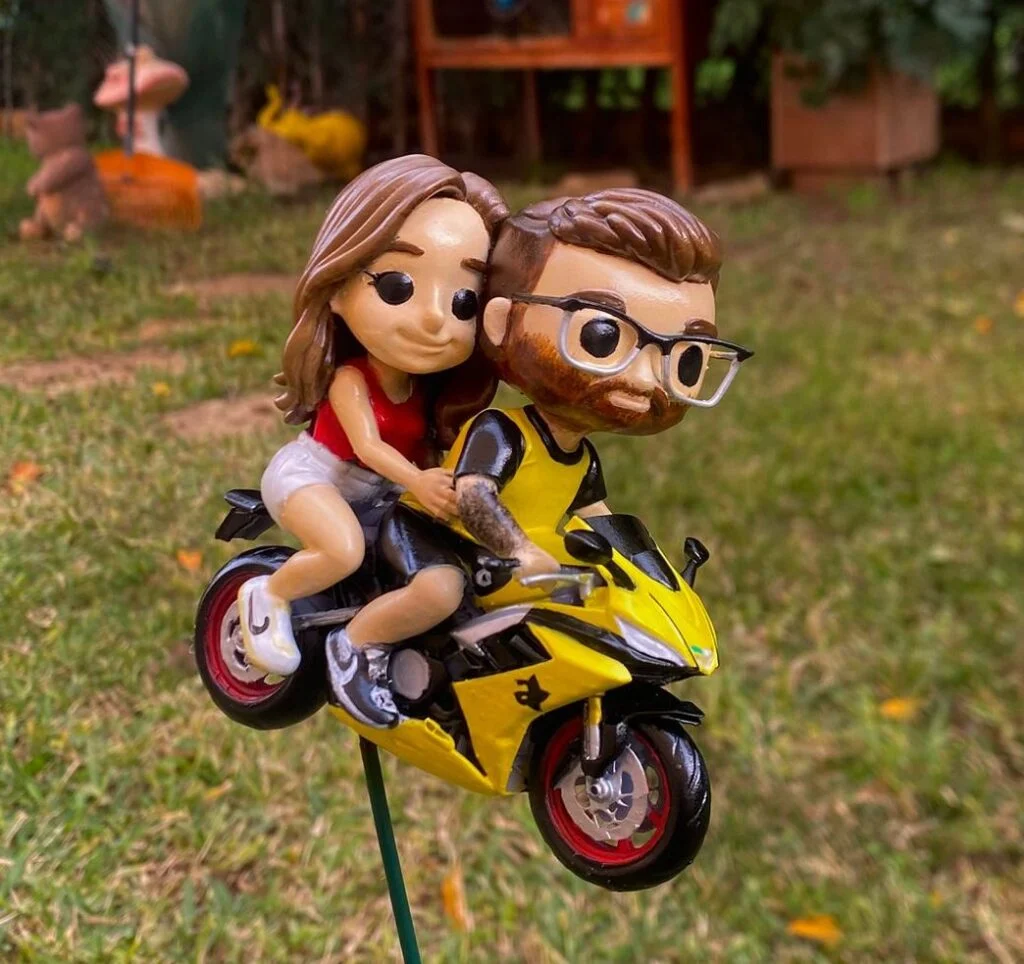 Figura de una pareja en moto