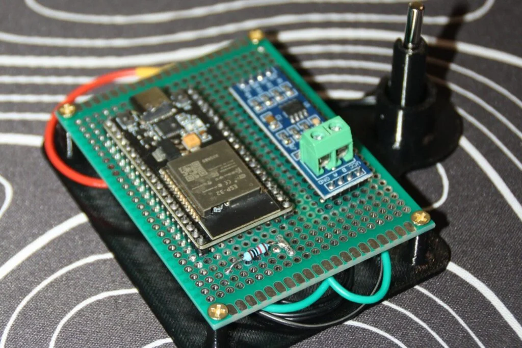 Placa electrónica en su bandeja