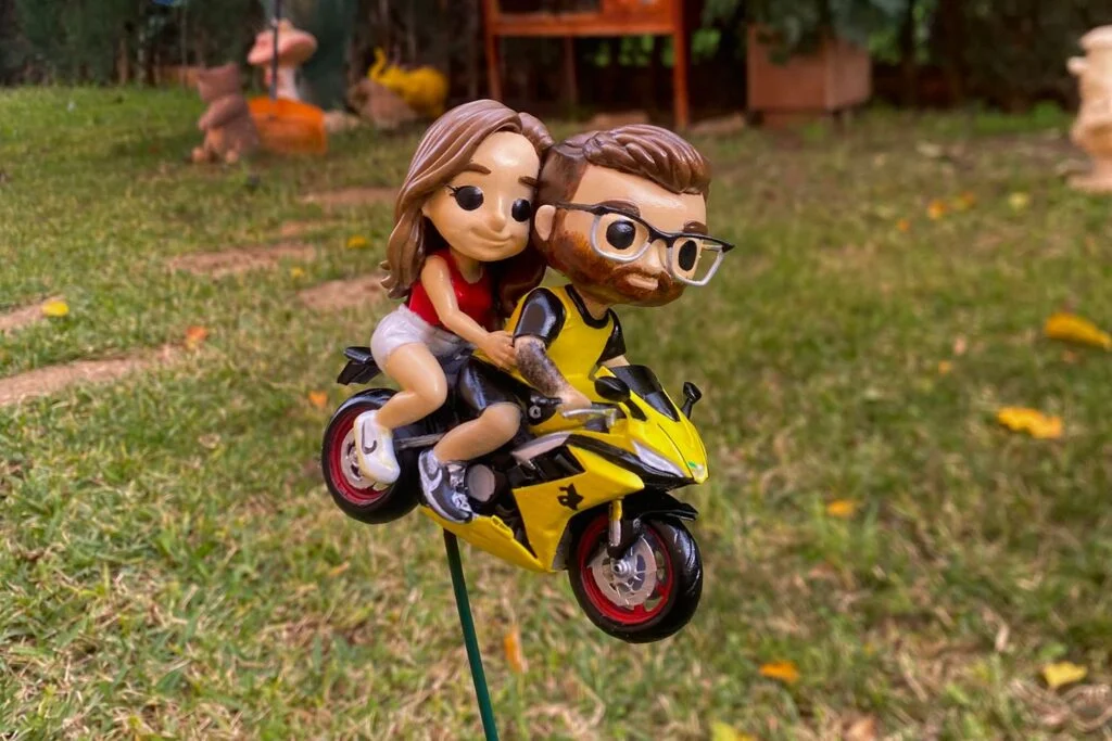 Figura de una pareja en moto